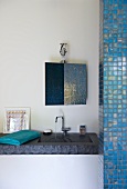 Waschbecken im Badezimmer (Villa Nalu, Südfrankreich)