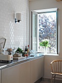 Essensvorbereitung auf Küchenzeile und geöffnetes Fenster
