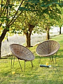 Nachmittagspause auf Korbstühlen mit Erfrischungsgetränk im Garten