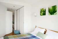 Schmales Badezimmer mit kleinem Waschtisch und braun gefliester