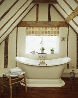 Antike freistehende Badewanne unter Dachschräge im alten Haus ... Freistehende badewanne unter dachschräge
Freistehende badewanne unter dachschräge
Antike freistehende Badewanne unter Dachschräge im alten Haus ...