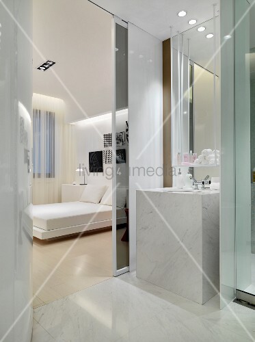 Designer Bad ensuite mit Blick durch offene Schiebetür ins Schlafzimmer