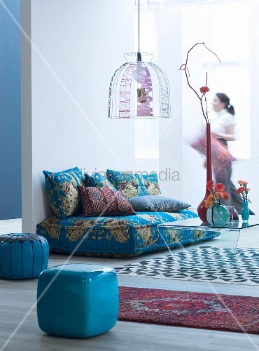 Orientalische polsterliege mit kissen, schirmgestell als ...