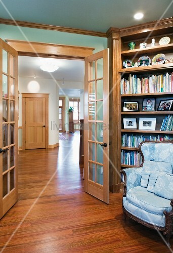 Bücherregal und Ohrensessel neben geöffneter französischen ~ Bücherregal und Ohrensessel neben geöffneter französischen ~ Bücherregal Tür