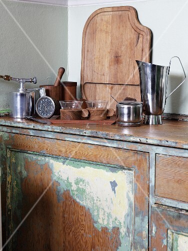 hochwertige küchenutensilien auf vintage küchenzeile mit renovierbedürftigem unterschrank u2013 bild Küchenzeile Vintage ~ hochwertige küchenutensilien auf vintage küchenzeile mit renovierbedürftigem unterschrank u2013 bild