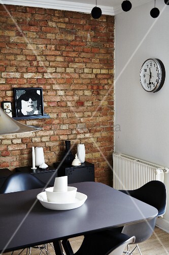 Ziegelwand schwarze designermöbel mit weißen vasen im esszimmer