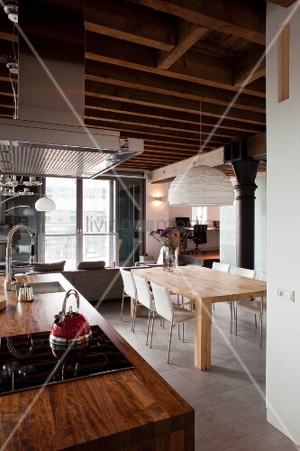 Kücheninsel mit rustikaler Holz Arbeitsplatte und Dunstabzug, moderner