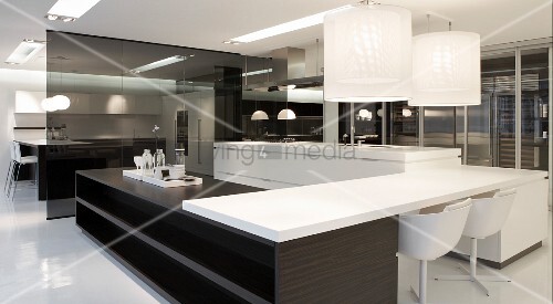 Designer küche mit schwarz weiss elementen hängeleuchten über ...