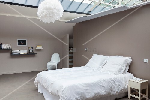 Minimalistisches schlafzimmer im dachgeschoss mit glasdach und ...