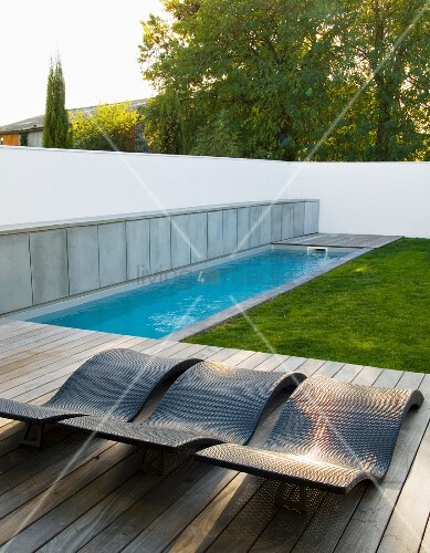 Outdoor-Liegen auf Holzdeck und Pool im Garten – Bild ...