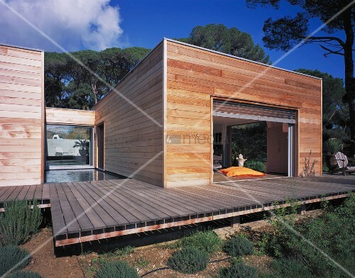 Modernes flachdachhaus aus holz mit terrasse living4media