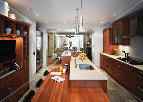 grossräumige küche mit mittelblock im offenen wohnraum u2013 bild kaufen u2013 living4media Küche Fussleiste Entfernen ~ grossräumige küche mit mittelblock im offenen wohnraum u2013 bild kaufen u2013 living4media