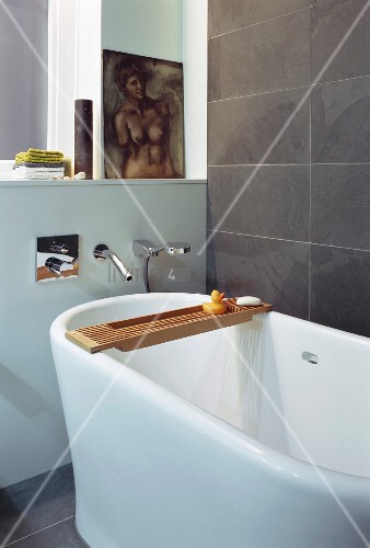 {Wandarmaturen badewanne
4} Ausschnitt einer freistehenden Badewanne mit Designer Wandarmatur ... | {Wandarmaturen badewanne
4}