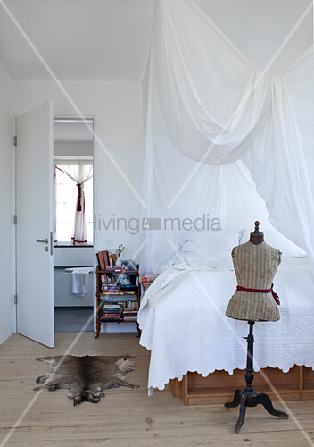 Podestbett mit drappiertem betthimmel im schlafzimmer mit bad ... Podestbett