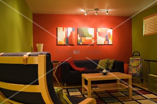 Wohnzimmer im retro stil mit rot grün getönten wänden – living4media