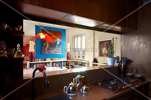 küchenzeile im halbdunkel vor offener durchreiche und blick ins esszimmer auf blau getönten Küchenzeile Vor Heizkörper ~ küchenzeile im halbdunkel vor offener durchreiche und blick ins esszimmer auf blau getönten