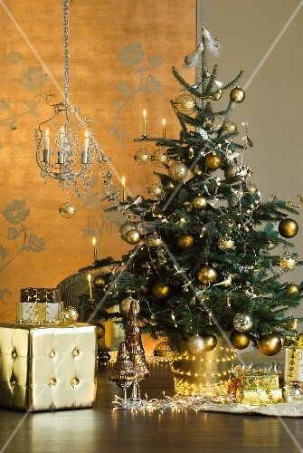 gold geschm 252 ckter weihnachtsbaum mit lichterkette davor gold geschm 252 ckter weihnachtsbaum mit lichterkette davor