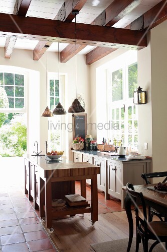 Offene Küche mit Theke und Terrassentür – Bild kaufen – living4media Offene Küche mit Theke und Terrassentür – Bild kaufen – living4media