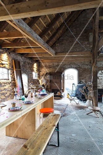 Zum Wohnhaus umgebautes Bauernhaus mit Steinboden – Bild kaufen