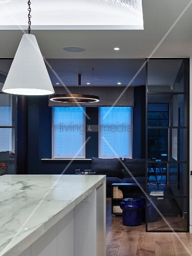 kücheninsel aus marmor, wohnzimmer in blau und schwarz u2013 bild kaufen u2013 living4media Kücheninsel Wohnzimmer ~ kücheninsel aus marmor, wohnzimmer in blau und schwarz u2013 bild kaufen u2013 living4media