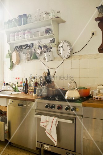 küchenzeile mit herd und spülmaschine in edelstahl, bahnhofsuhr neben vintage regal u2013 bild Küche Spülmaschine Neben Backofen ~ küchenzeile mit herd und spülmaschine in edelstahl, bahnhofsuhr neben vintage regal u2013 bild