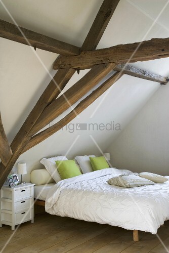 Gemütliche schlafecke im schlafzimmer, mit doppelbett unter der ...