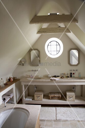 Uriges, kleines badezimmer mit rundfenster im dachgeschoss eines ...