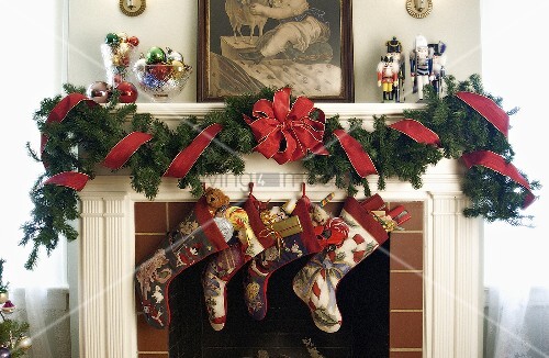 Weihnachtlich dekorierter Kamin – Bild kaufen – living4media