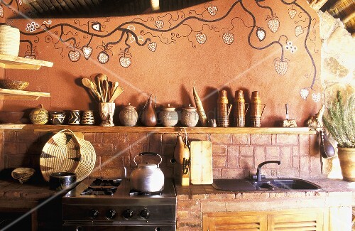 Rustikale Küche mit bemalter Wand im afrikanischen Stil – Bild kaufen