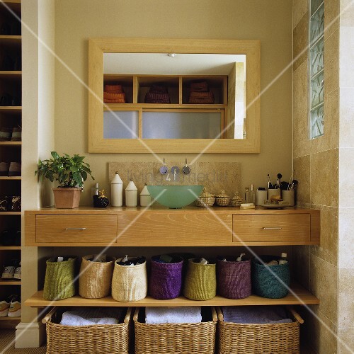 Wandnische mit eingebautem Waschtisch in hellem Holz mit Körben auf