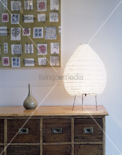 tischlampe auf rustikaler kommode aus holz u2013 bild kaufen u2013 living4media Küchenfett Auf Holz Entfernen ~ tischlampe auf rustikaler kommode aus holz u2013 bild kaufen u2013 living4media