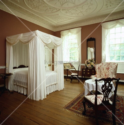 ~ Schlafzimmer in einem Landsitz mit Himmelbett mit weißen Vorhängen Luxus Schlafzimmer Mit Himmelbett ~ Schlafzimmer in einem Landsitz mit Himmelbett mit weißen Vorhängen