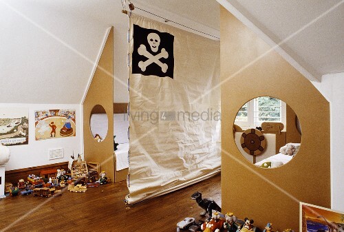 Kinderzimmer mit zwei betten, die vom zimmer durch ...