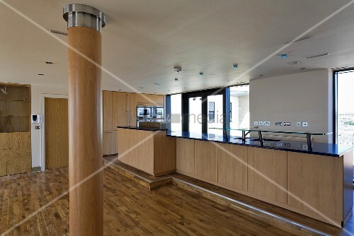 Offene küche mit küchenblock aus holz im wohnraum mit ...