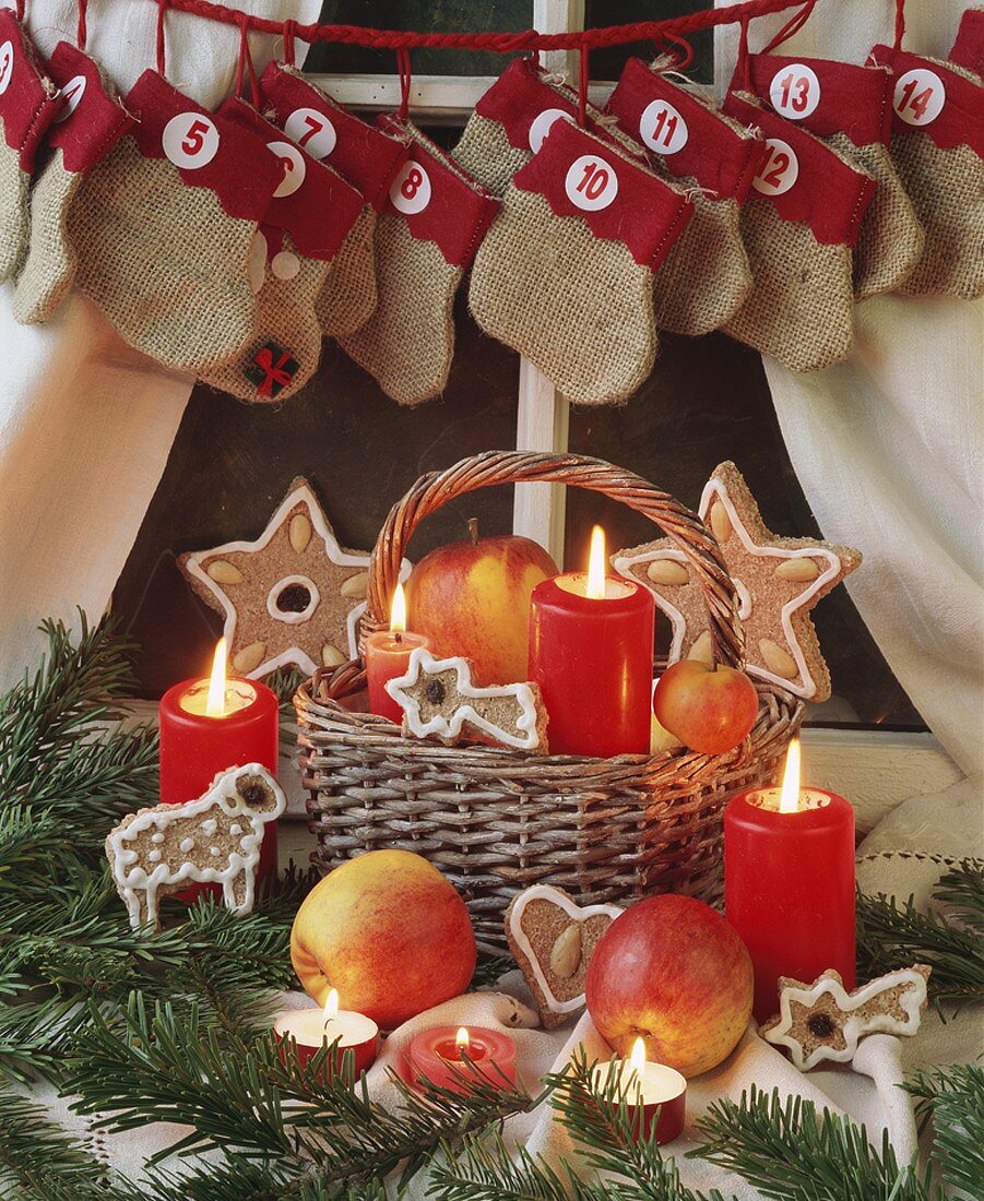 Körbchen mit Pfefferkuchen, Äpfeln, Kerzen & Adventskalender