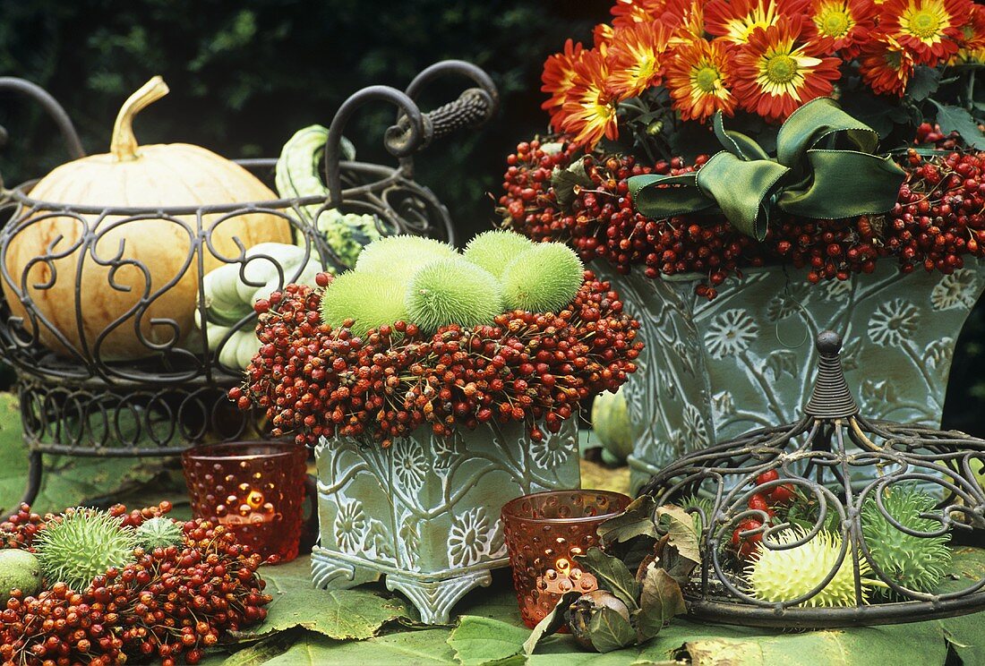 Tischdeko mit Hagebuttenkränzen und Herbstastern