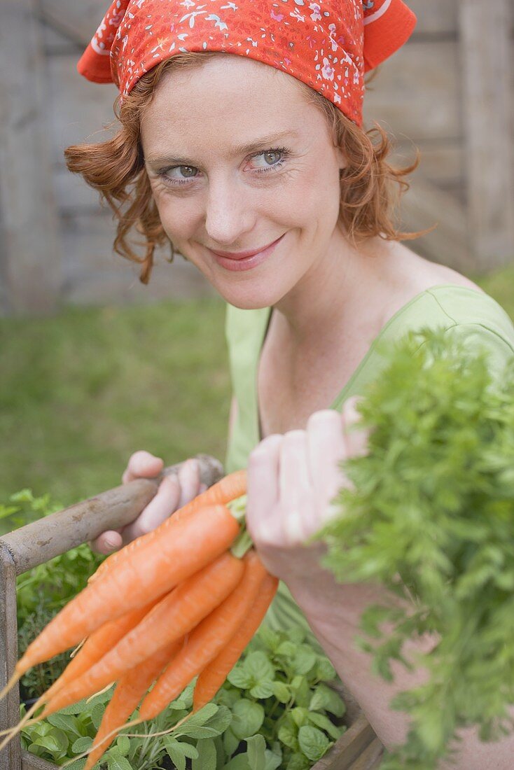 Junge Frau mit Karotten