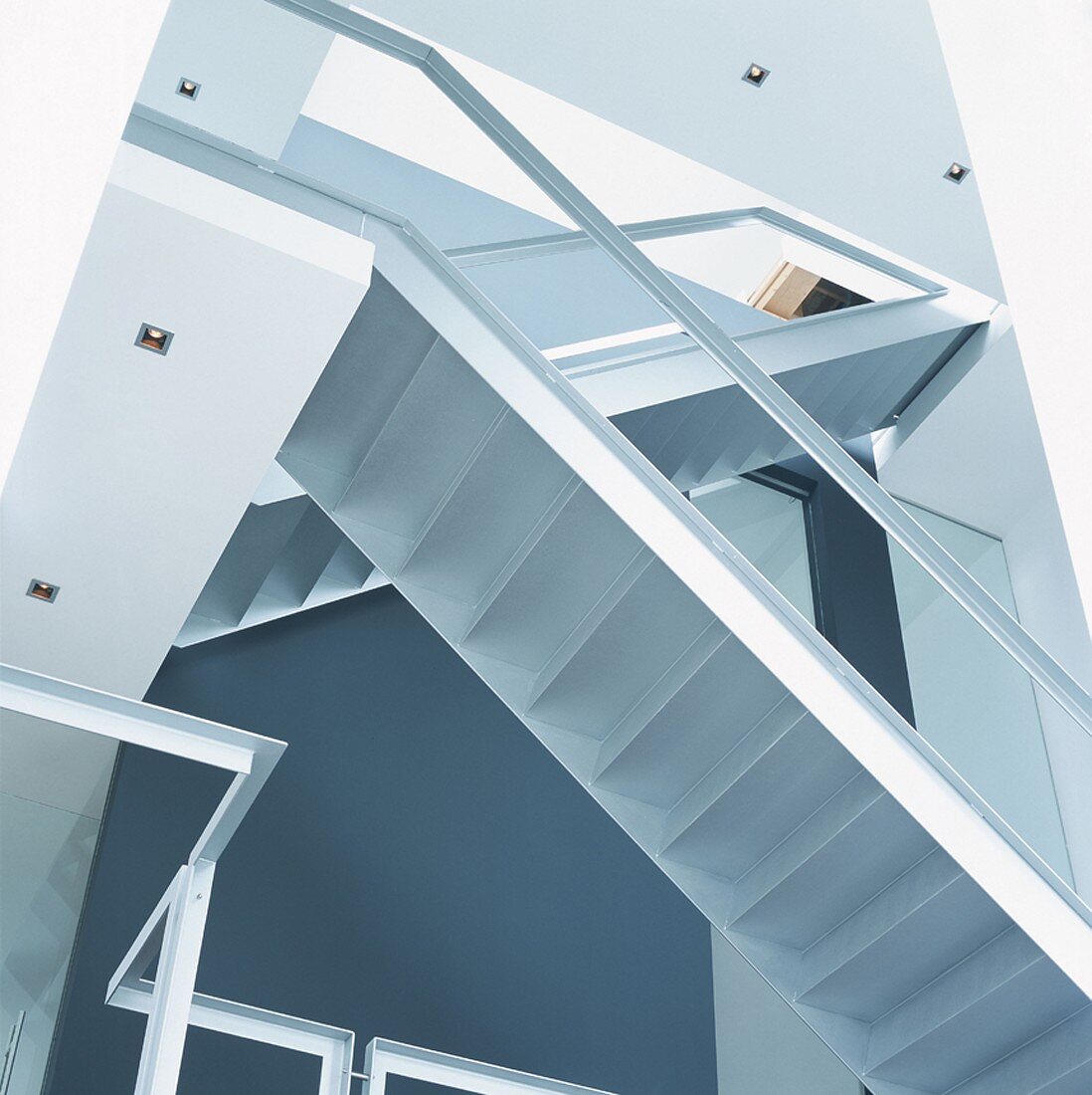 Moderne Stahltreppe aus der Froschperspektive