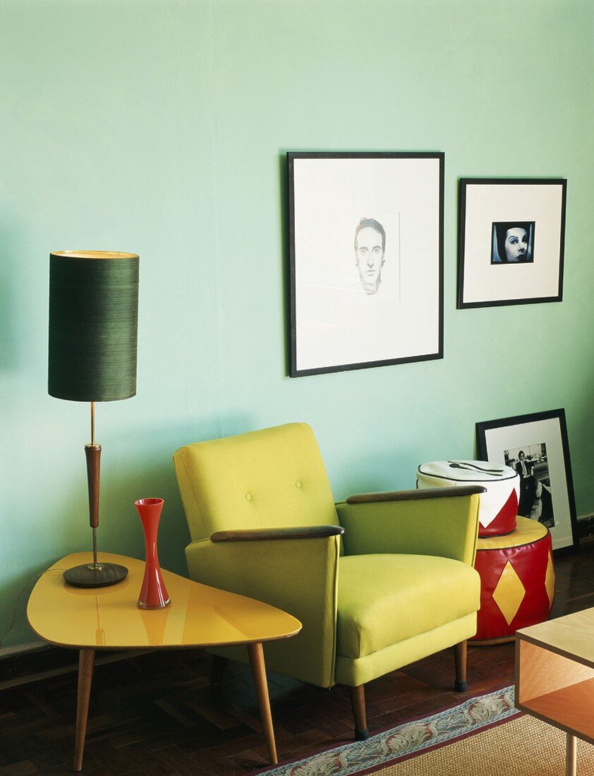 Grüner Sessel mit Beistelltisch und Tischlampe im Retro-Stil