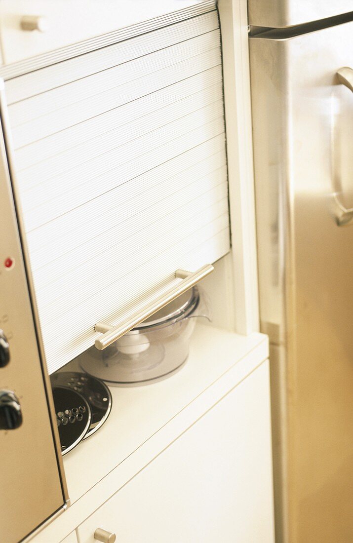 Ein Küchenschrank mit faltbarer Tür