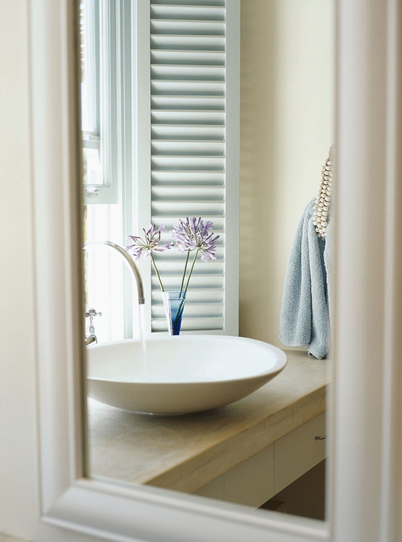 Spiegelbild eines Waschbeckens in Schalenform