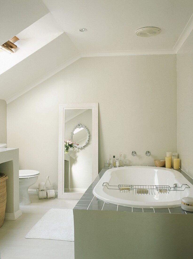 Ein helles Badezimmer mit Dachschrägen und Tageslicht