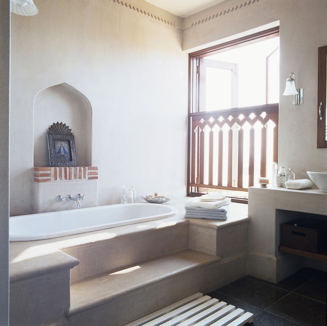 Ein Badezimmer im orientalischen Stil mit Stufenpodest vor der Badewanne