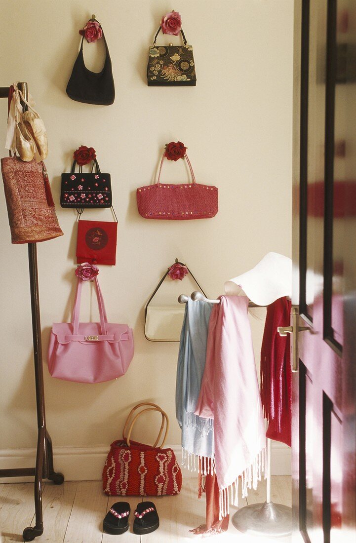 Aufgehängte Damentaschen an einer Wand