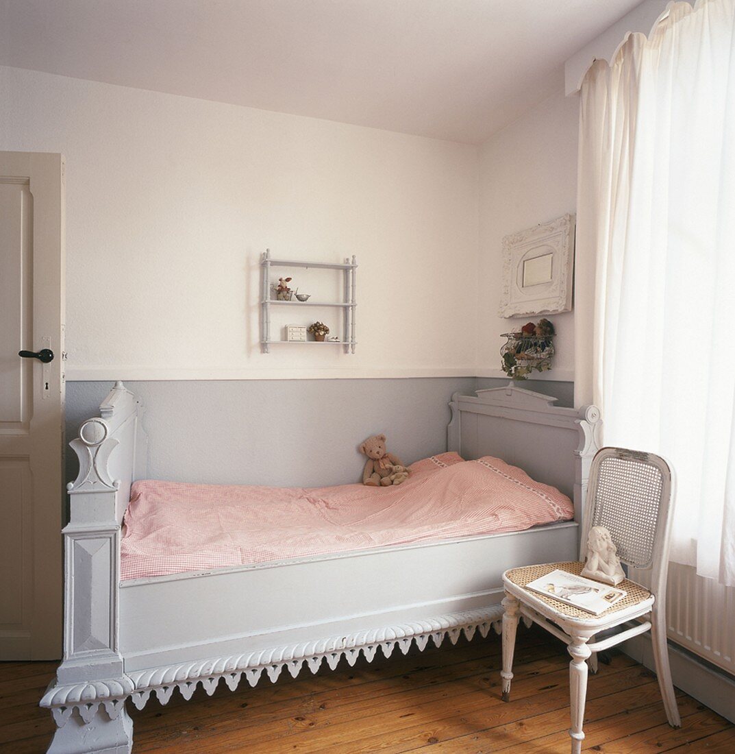 Altes Holzbett in einer Ecke des femininen Schlafzimmers