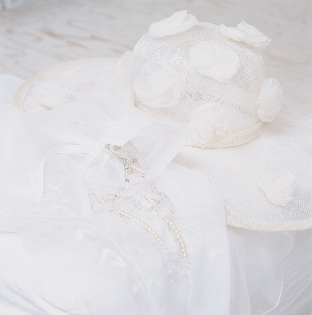 Perlenkette auf einem Brautkleid
