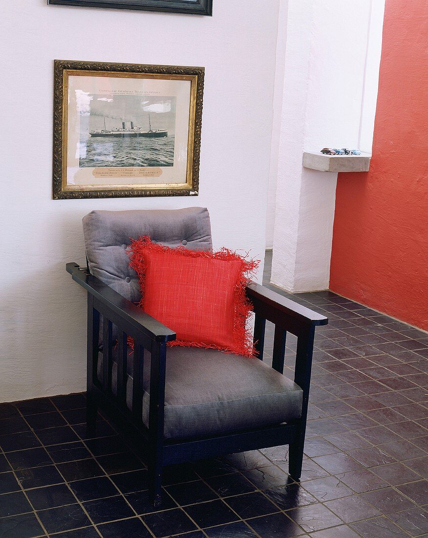 Ein Sessel mit rotem Kissen