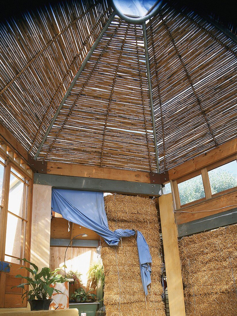 Strohballen unter Dachkuppel aus Bambus