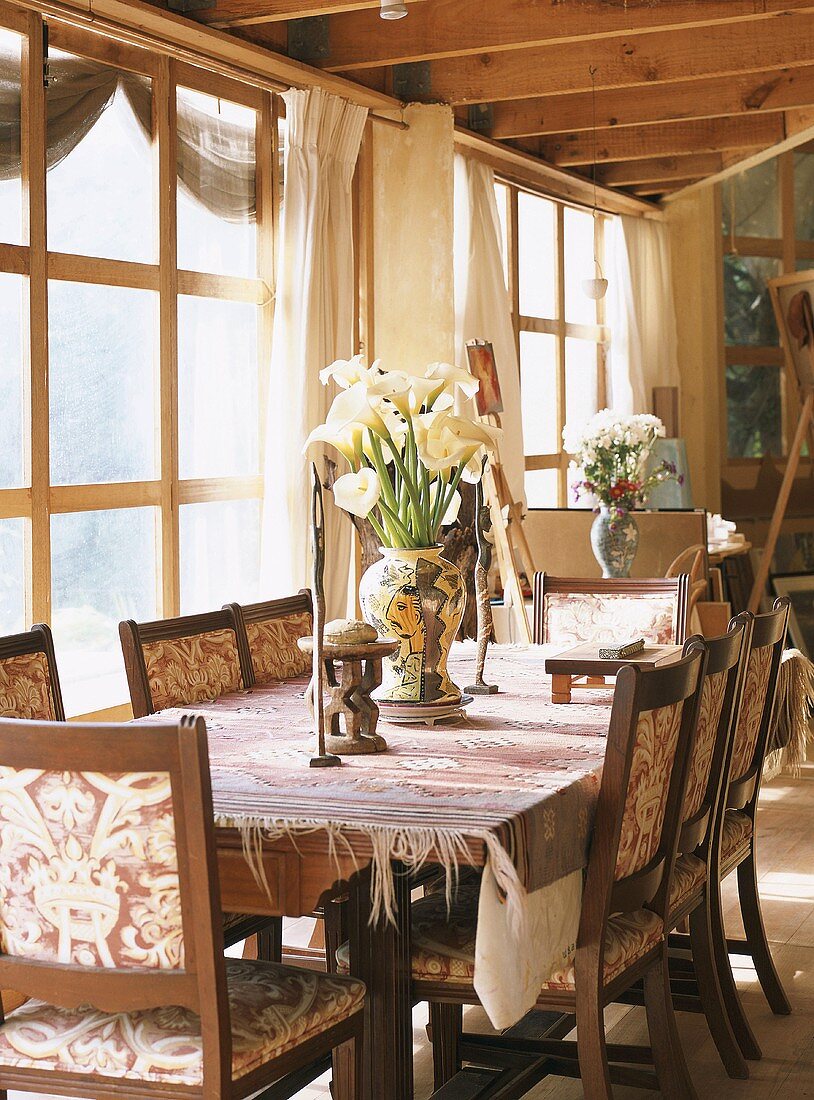 A dining room