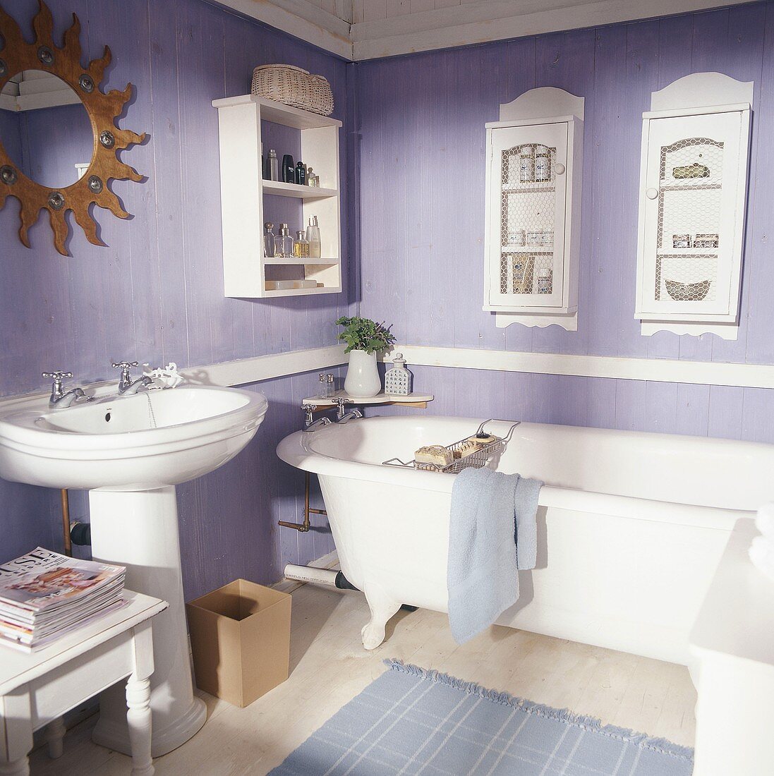 Nostalgisches Badezimmer in Pastell-Lila mit Standwaschbecken und antiker Badewanne